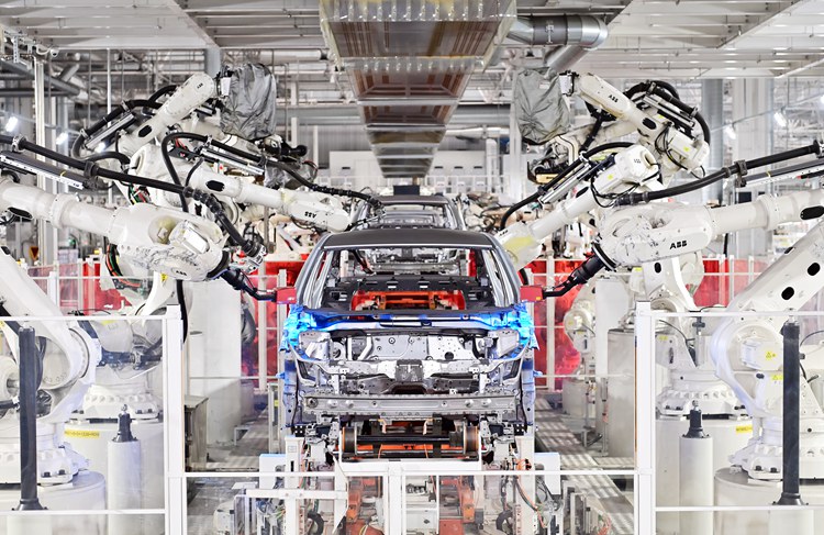 Robot automatic welding production line in welding workshop of prosperous factory area of China FAW Hongqi manufacturing center
