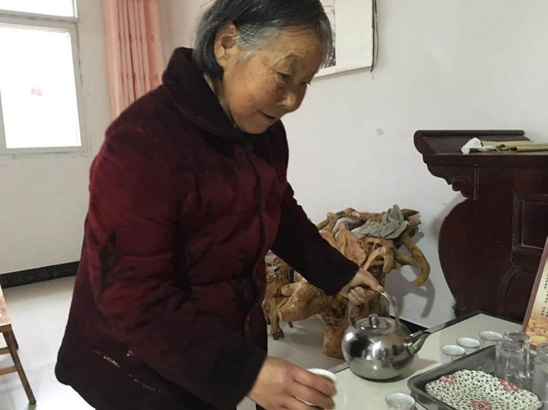 There are more people visiting Dashuigou, and the yellow wine brewed by Grandma Liu is very popular.
